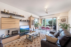 Familienapartment, Mehrere Schlafzimmer (Apartment Graziella With Pool And) | Wohnbereich | Fernseher