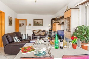 Familienapartment, Mehrere Schlafzimmer (Apartment Graziella With Pool And) | Wohnbereich | Fernseher
