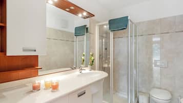 Apartemen Standar, beberapa kamar, 2 kamar mandi (Vernate Lugano Lake Sweet View) | Kamar mandi | Kombinasi shower/bathtub, pengering rambut, kloset, dan handuk