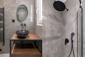 Dusche, Haartrockner, Handtücher, Seife