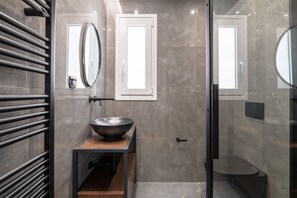 Douche, sèche-cheveux, serviettes fournies, savon