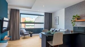 Un appartement moderne comprenant une cuisine, un coin repas et un espace de vie.