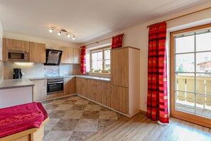 Een koelkast, een microgolfoven, een oven, een kookplaat