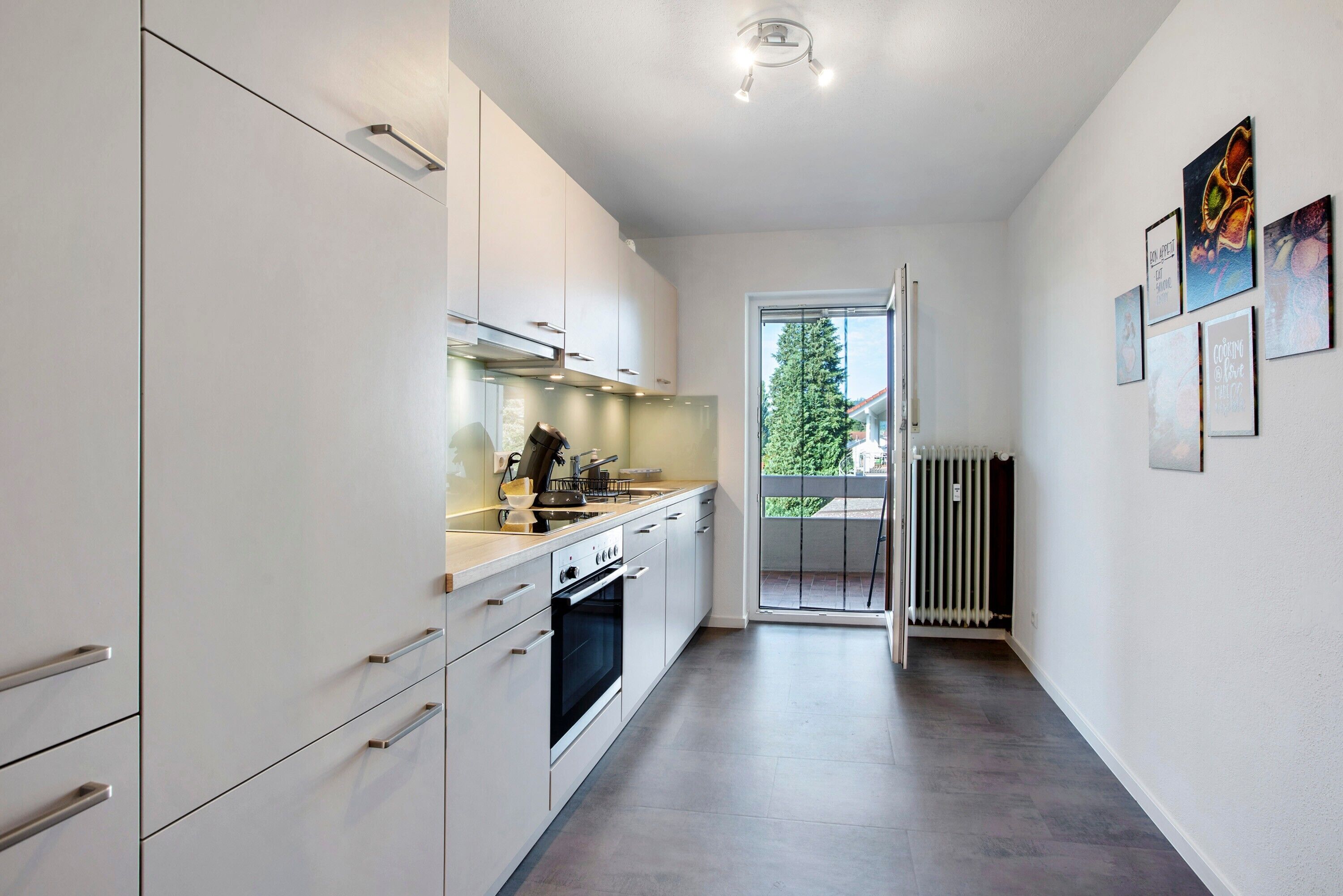 Fridge, oven, stovetop, coffee/tea maker