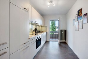 Réfrigérateur, four, plaque de cuisson, cafetière/bouilloire