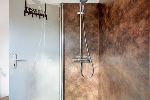 Ducha, secador de pelo y toallas