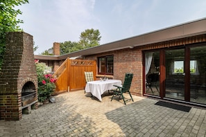 Outdoor dining - Holiday Apartment Alter Deich with Private Terrace, Garden & Wi-Fi (Norddeich)