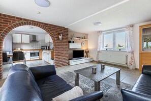 TV - Holiday Apartment Alter Deich with Private Terrace, Garden & Wi-Fi (Norddeich)