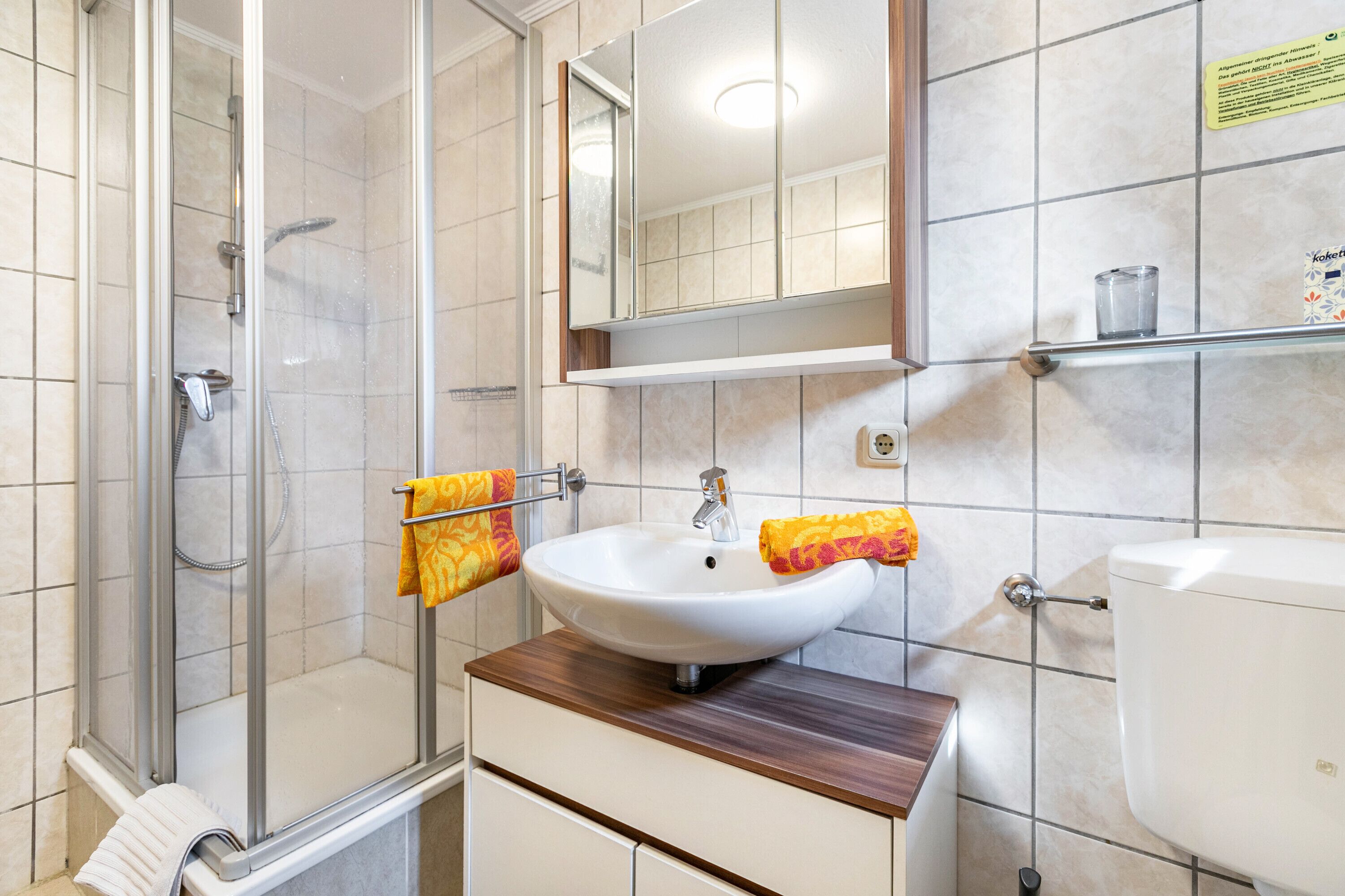 Douche, sèche-cheveux, serviettes fournies