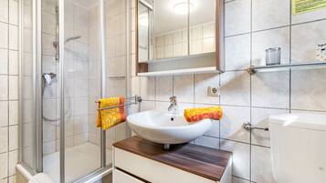 Douche, sèche-cheveux, serviettes fournies