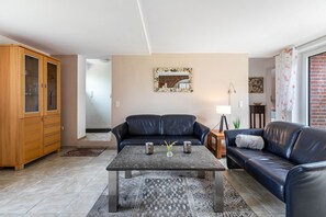 TV - Holiday Apartment Alter Deich with Private Terrace, Garden & Wi-Fi (Norddeich)