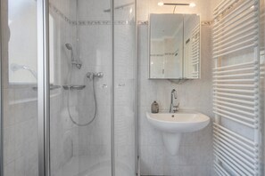 Dusche, Haartrockner, Handtücher