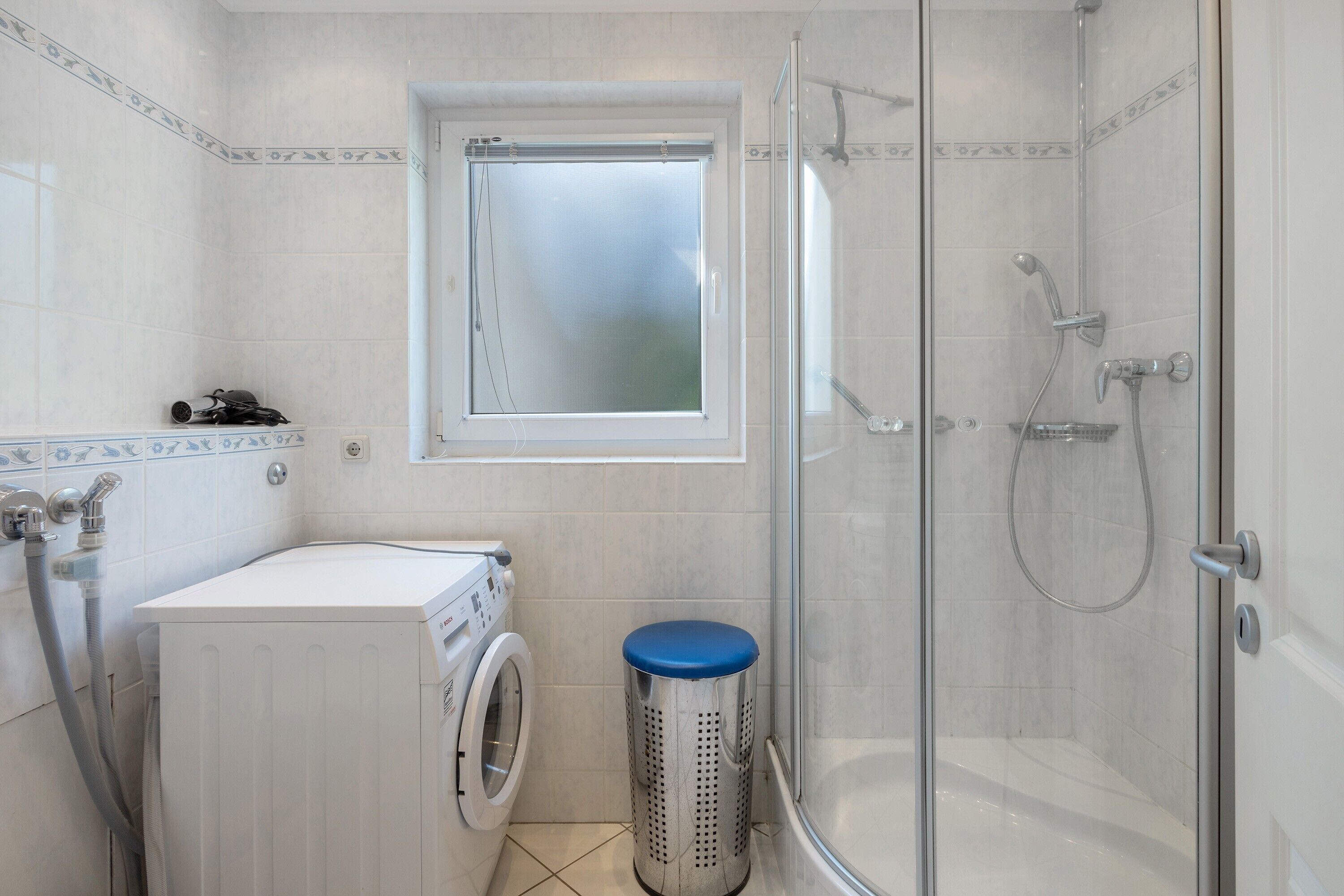 Shower, hair dryer, towels