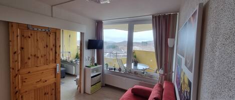 Fernseher, DVD-Player, Tischtennisplatte, Stereoanlage
