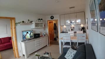 Fernseher, DVD-Player, Tischtennisplatte, Stereoanlage