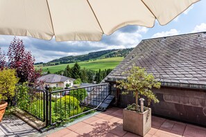 Property grounds - Haus Schönblick - "Apartment 4" with Mountain View, Private Terrace and Wi-Fi (Willingen (Upland))
