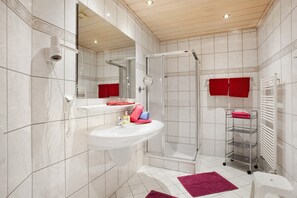 Douche, sèche-cheveux, serviettes fournies