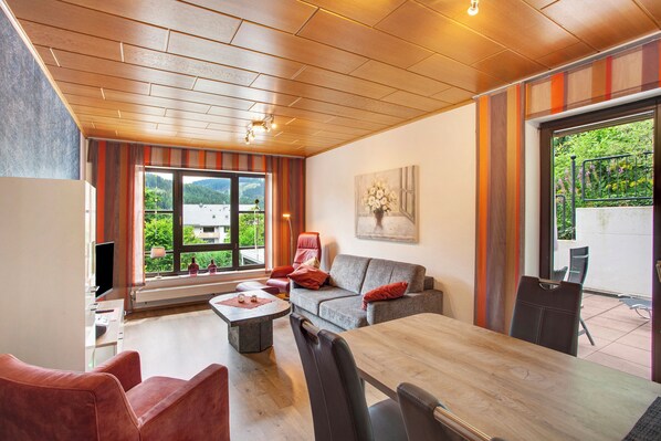 Fernseher, Tischtennisplatte