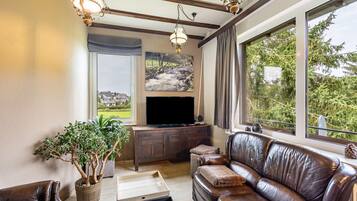 Televisie, een dvd-speler en een stereo