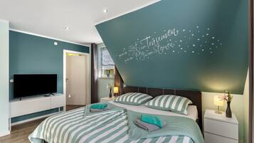 Ein modernes Schlafzimmer mit einem Bett, einem Fernseher und einer Wand mit Text.