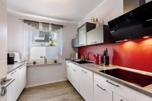 冷蔵庫、電子レンジ、オーブン、コンロ