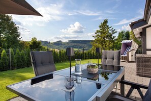Outdoor dining - Holiday Home 'Ferienhaus Sauerland Am Hennesee' with Lake View, Private Terrace and Wi-Fi (Meschede)