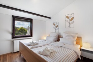 2 bedrooms, iron/ironing board, free WiFi, bed sheets - Holiday Home 'Ferienhaus Sauerland Am Hennesee' with Lake View, Private Terrace and Wi-Fi (Meschede)