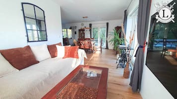 Televisión y chimenea