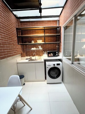 Căn hộ Deluxe, bếp nhỏ | Bàn, khu vực làm việc phù hợp cho laptop, phòng cách âm 