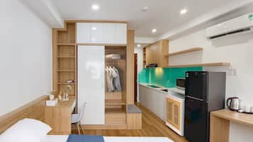 Estudio estándar, vista a la ciudad | Cocina privada | Refrigerador, microondas, arrocera y utensilios de cocina
