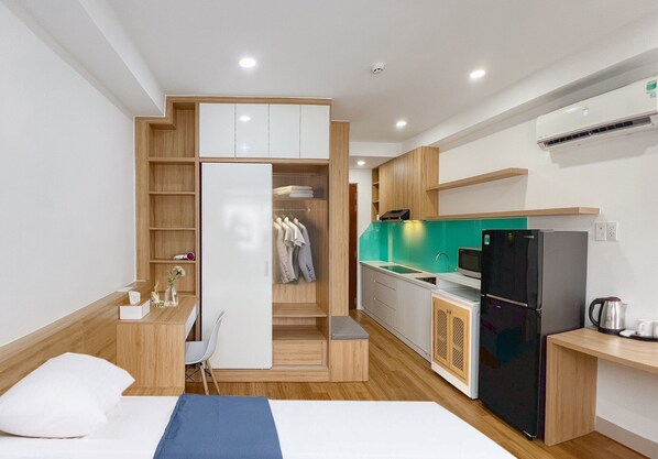 Studio Tiêu chuẩn, quang cảnh thành phố | Bếp riêng | Tủ lạnh, lò vi sóng, nồi cơm, dụng cụ nấu nướng/bát dĩa/dao nĩa 