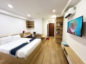 Desk, laptop workspace, soundproofing, iron/ironing board - Home Away Ky Con (Ho Chi Minh City)