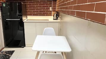 Deluxe Apartment, Kitchenette | Desk, laptop workspace, soundproofing, iron/ironing board