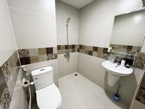 Ducha, artículos de tocador gratuitos, secador de pelo, pantuflas