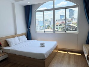 Desk, laptop workspace, soundproofing, iron/ironing board - Home Away Ky Con (Ho Chi Minh City)