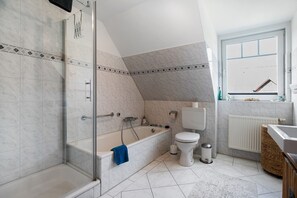 Een douche, een haardroger, handdoeken