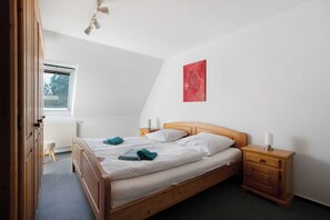 3 bedrooms, free WiFi, bed sheets - Holiday Home 'Schwalbennest' with Private Terrace, Private Garden and Wi-Fi (Klanxbüll)