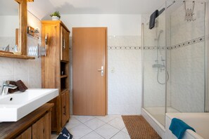 Douche, sèche-cheveux, serviettes fournies