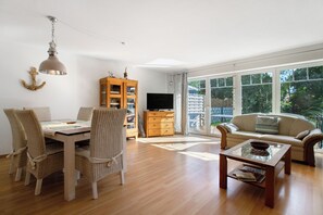 TV - Holiday Home 'Schwalbennest' with Private Terrace, Private Garden and Wi-Fi (Klanxbüll)