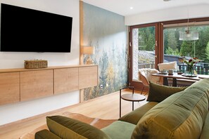 TV - Studio Apartment 'Schönwald-Nest' with Forest View, Pool, Balcony & Wi-Fi (Schönwald im Schwarzwald)