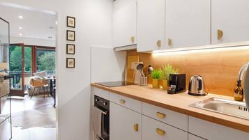 Fridge, oven, stovetop, dishwasher