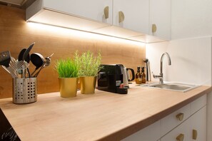 Jääkaappi, uuni, liesi, astianpesukone