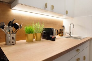 Kjøleskap, ovn, kokeplater og oppvaskmaskin