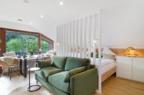 TV - Studio Apartment 'Schönwald-Nest' with Forest View, Pool, Balcony & Wi-Fi (Schönwald im Schwarzwald)