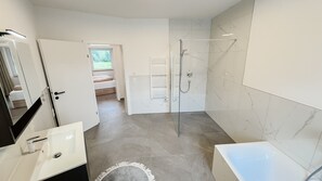 Regadera, secadora de cabello, toallas 