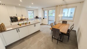 Fridge, microwave, oven, stovetop - Apartment 'Ferienhaus Koca' with Mountain View, Private Terrace and Wi-Fi (Imsterberg)