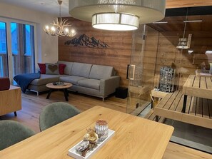 Un salon moderne avec un canapé, une table basse et une table à manger.