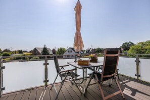 Outdoor dining - Apartment 'Ferienwohnung  Mühlenweide' with Shared Terrace, Wi-Fi and Air Conditioning (Süderdeich)