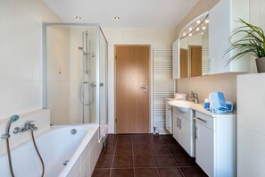 Shower, hair dryer, towels - Apartment 'Ferienwohnung  Mühlenweide' with Shared Terrace, Wi-Fi and Air Conditioning (Süderdeich)