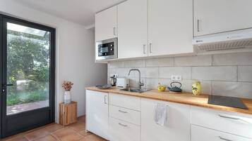 Frigorífico, microondas, placa de cocina y lavavajillas